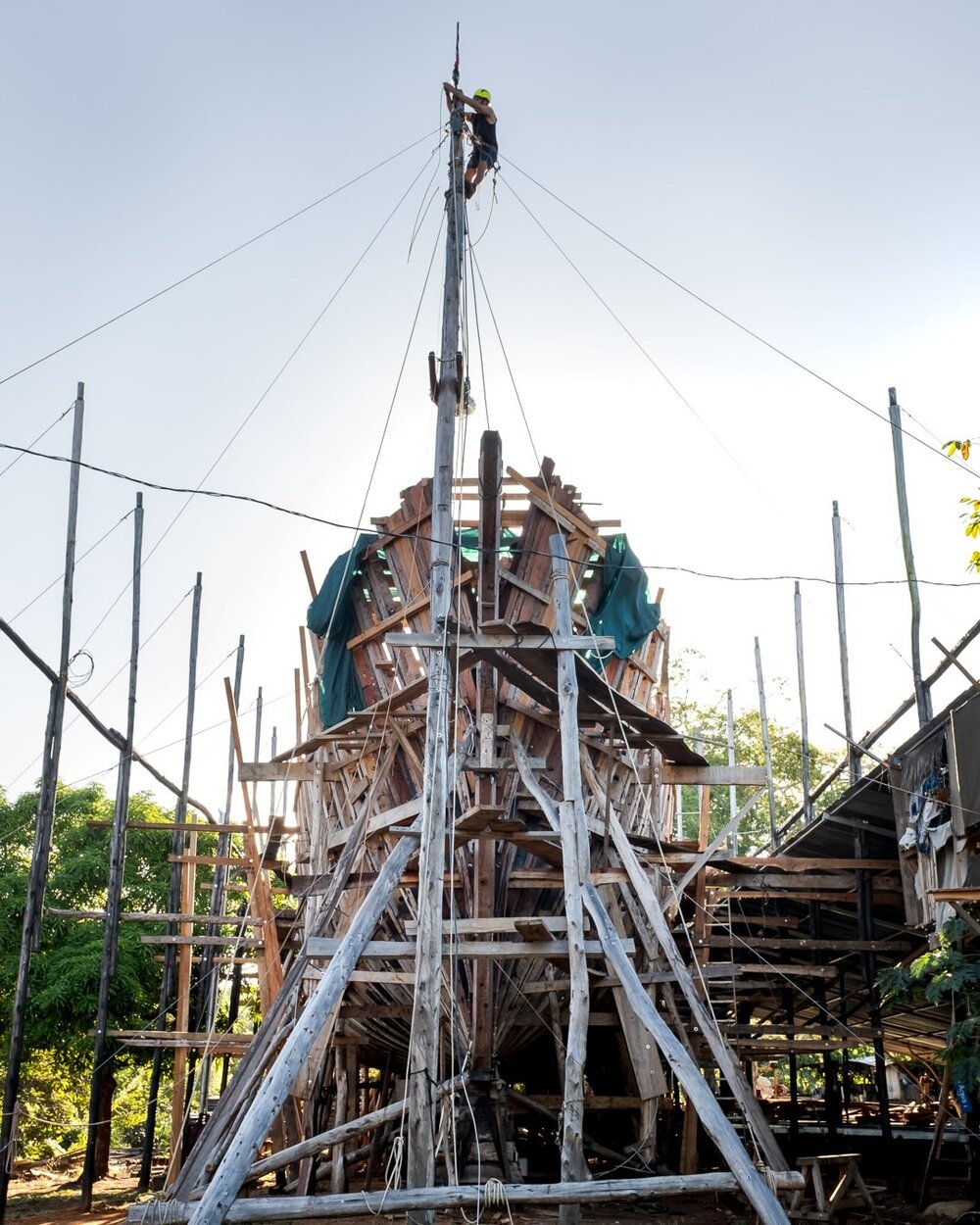 Do you like working at heights? Here is some early morning rigging on our forward crane.
.
.
.
.
.
.
#rigging #riggers #saturdaymorning #wakeupearly #workingearly #linework #rigger #riggerslife #arboriculture #arboricultura #arboristsofinstagram #arborist #arboriste #arborista #arb #arblife #arboristphotography #industrialathlete #ropeaccess #ropeaccesstechnician #ropeaccesslife #ropeaccessprofessional #ropeaccess_shot