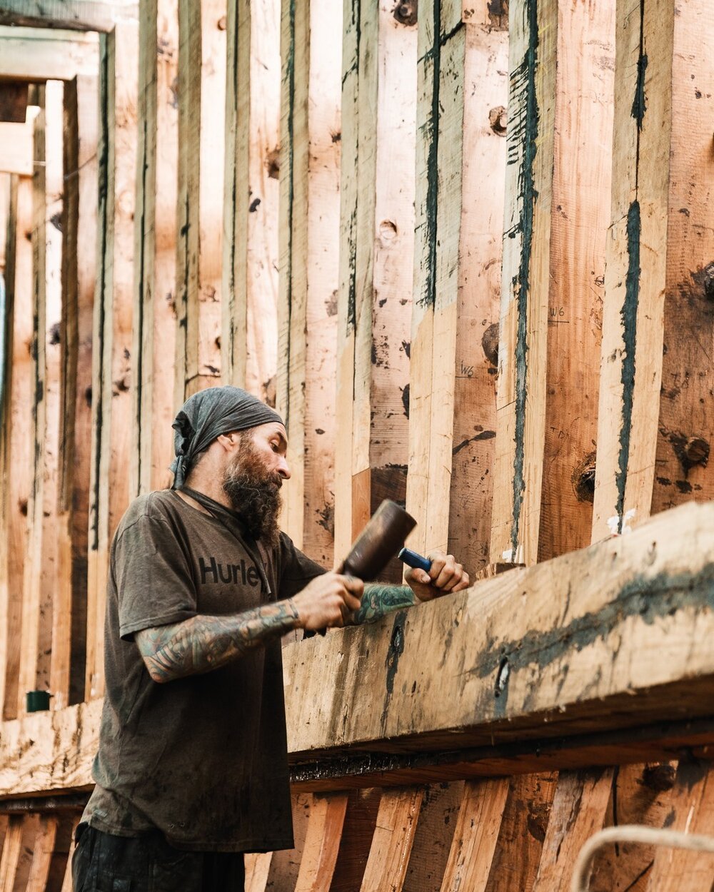 Some of the builders of Ceiba.
.
.
.
.
.
#portrait #workers #portraitsfromtheworld #portraitvision #portraitnow2021 #lensculture #portraitphotography #peopleworking #teamwork #sailcargo #ceiba #seashippingchange #boats #woodworkersofinstagram #woodworkers #workingoutside #stihl #chainsaw #chainsawartist #carpenterlife