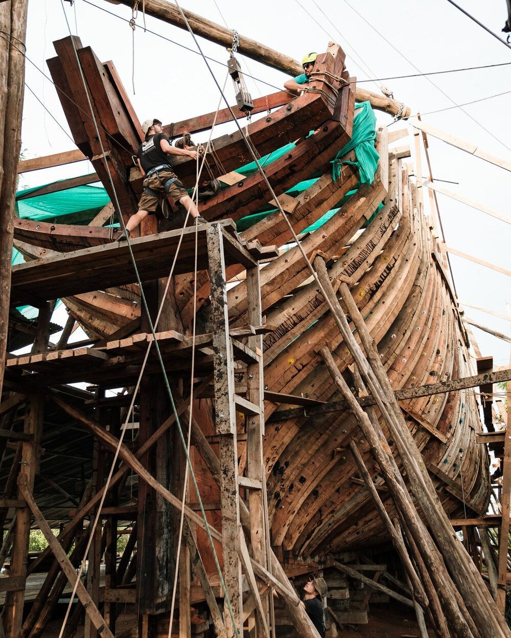 The last piece before the transom assembly is up now! This was a great hoist this morning and everything went great! Ask us about our transom! 
.
.
.
.
.
#tools #woodwork #woodworking #wood #maker #diy #madera #maker #makersgonnamake #makersmovement #makersofinstagram #makers  #freshcut #hands  #hoist #transom #boatbuilding #shipwrights #sailcargo #boatworks #woodconstruction #traditionalboat #woodtools #boatbuilders #shipbuilding #customboats #classicboat #woodboat #woodenboats #boatsofinstagram